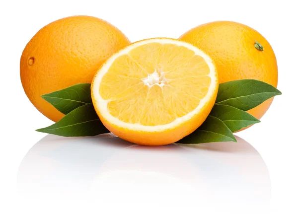 Oranje fruit met bladeren geïsoleerd op witte achtergrond — Stockfoto