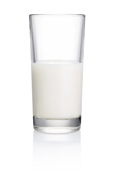 Half glas verse melk geïsoleerd op witte achtergrond — Stockfoto