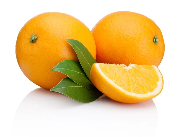 Oranje fruit met bladeren geïsoleerd op witte achtergrond — Stockfoto