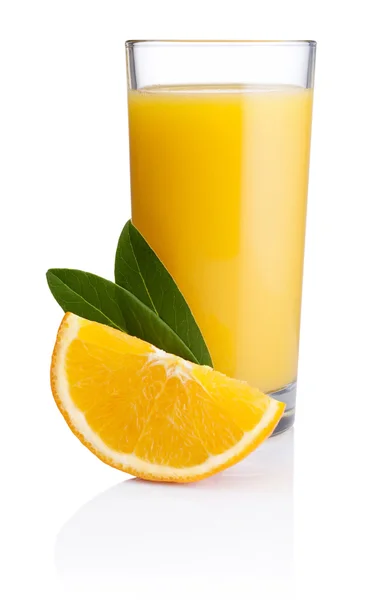 Sumo de laranja e fatia de laranja com folhas isoladas em branco — Fotografia de Stock