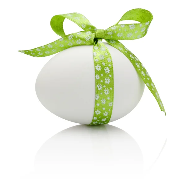 Beyaz arka plan üzerinde izole şenlikli yeşil fiyonklu Paskalya yortusu yumurta — Stok fotoğraf