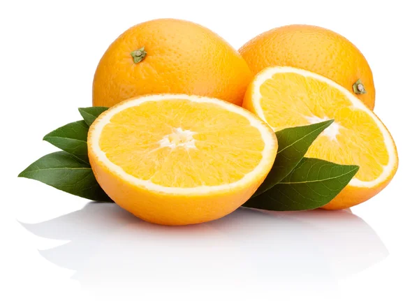 Gesneden oranje vruchten met bladeren geïsoleerd op witte achtergrond — Stockfoto