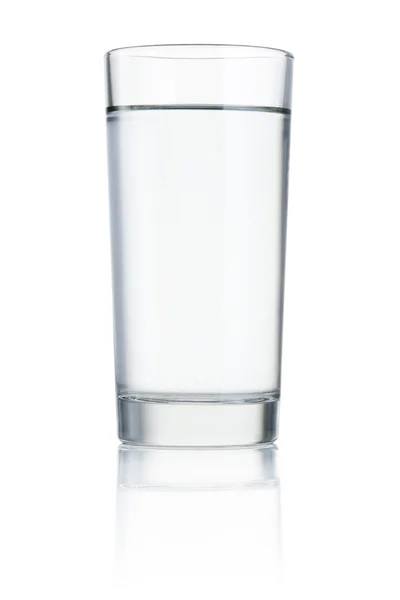 Beyaz arkaplanda izole edilmiş bir bardak içme suyu — Stok fotoğraf