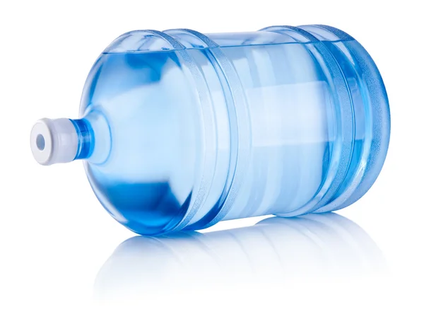 Grote fles water ligt aan de ene kant geïsoleerd op witte backgro — Stockfoto