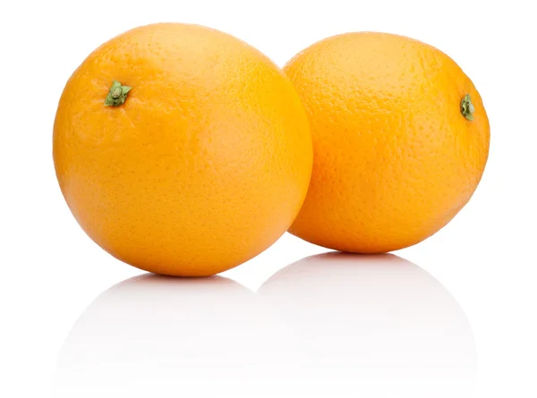 Twee rijpe sinaasappelen vruchten geïsoleerd op witte achtergrond — Stockfoto