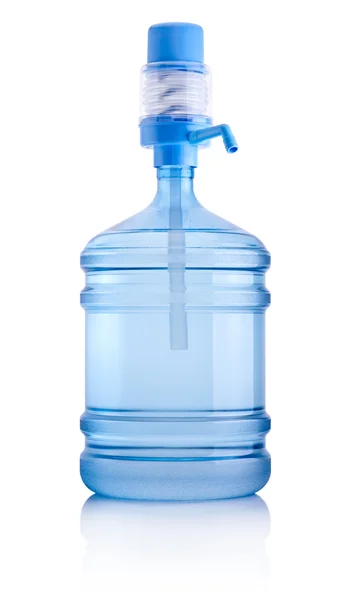 Большая бутылка воды с насосом на белом фоне — стоковое фото