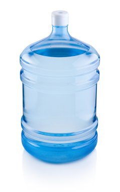 Beyaz arka planda izole edilmiş büyük bir şişe su.