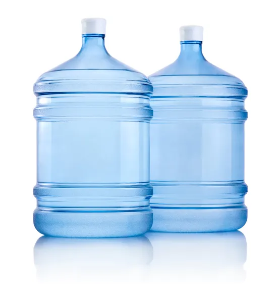 Beyaz arka plan üzerinde izole su iki büyük şişe
