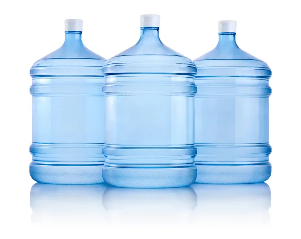 Beyaz bir arka plan üzerinde izole su üç büyük şişe