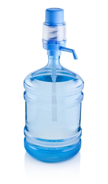 Большая бутылка воды с насосом на белом фоне — стоковое фото