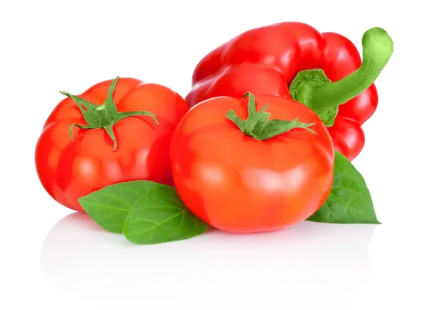 Dos tomates, pimientos rojos dulces y hojas aisladas en un b blanco —  Fotos de Stock