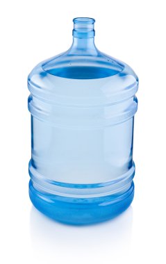 büyük beyaz bir arka plan üzerinde izole su şişe açmak