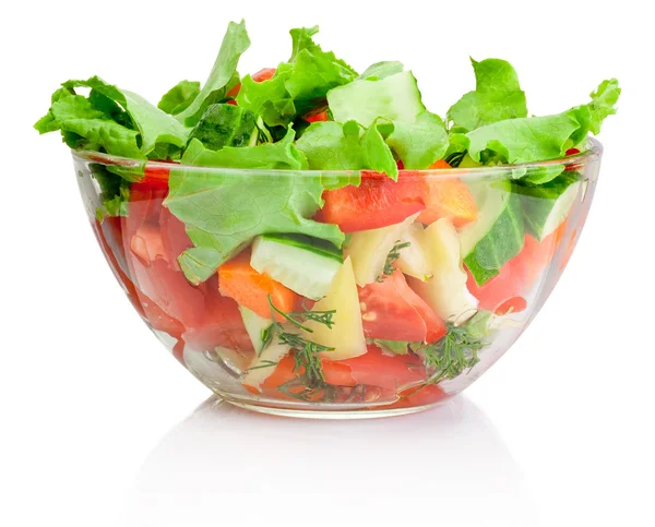 Ensalada de verduras frescas en tazón transparente aislado en blanco — Foto de Stock