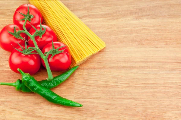 Bund Spaghetti, grüne Paprika und reife Tomaten auf — Stockfoto
