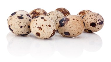 Beyaz arka planda izole edilmiş bıldırcın yumurtaları