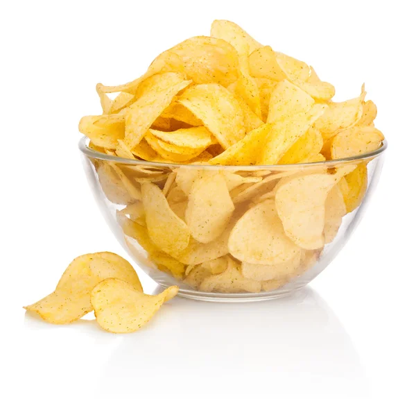 Chipsy w szklanej misce na białym tle — Zdjęcie stockowe