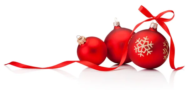 Tre Palline Natale Rosse Con Fiocco Nastro Isolato Sfondo Bianco — Foto Stock