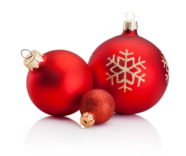 Drie Kerst Rode Kerstballen Geïsoleerd Een Witte Achtergrond — Stockfoto