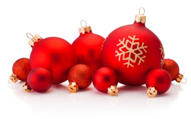 Birçok Noel kırmızı mücevheri beyaz arka planda izole edilmiş