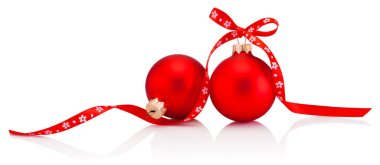 Beyaz arka planda iki kırmızı kurdele yayı olan iki Noel mücevheri.
