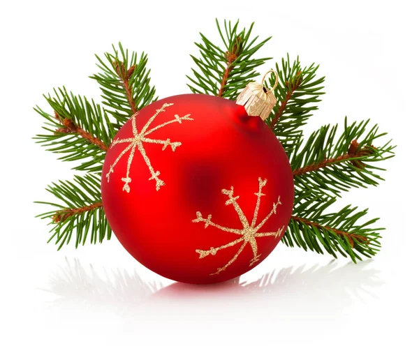 Kerst Rode Decoratie Bauble Sparren Tak Geïsoleerd Een Witte Achtergrond — Stockfoto