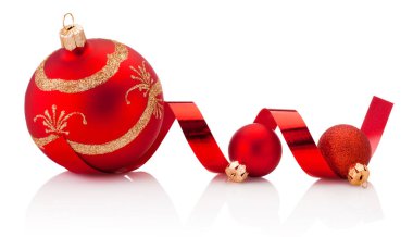 Noel kırmızı süslemeleri ve beyaz arka planda izole edilmiş kıvrım kağıtları.