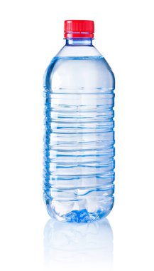 Beyaz arka planda izole edilmiş plastik içme suyu şişesi.