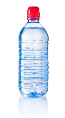 Beyaz arka plan üzerinde izole içme suyu plastik şişe