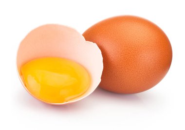 Yumurta kabuğunda kırık kahverengi yumurta. Beyaz arka planda yarı izole.