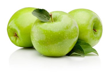 Beyaz arka planda yaprağı olan üç olgun yeşil elma.