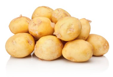 Beyaz bir arka plan üzerinde izole Çiğ patates