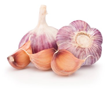 Beyaz arka planda izole edilmiş iki soğan ve karanfil.