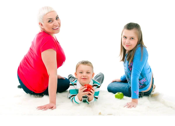 Junge Mutter mit zwei Kindern — Stockfoto