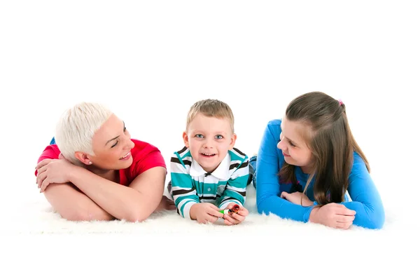 Junge Mutter mit zwei Kindern — Stockfoto