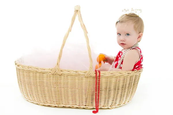 Ragazza seduta in un grande cesto — Foto Stock