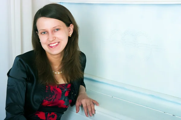 Menina sobre um piano branco — Fotografia de Stock