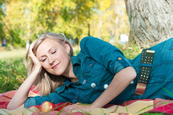 Meisje in het park — Stockfoto