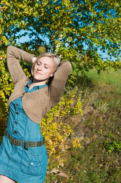 Chica en el parque — Foto de Stock