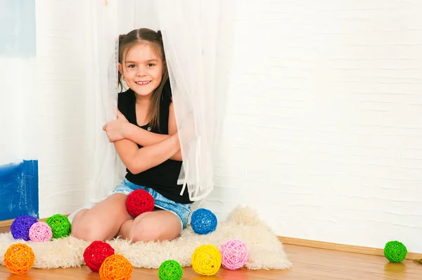 Menina com bolas multi-coloridas — Fotografia de Stock