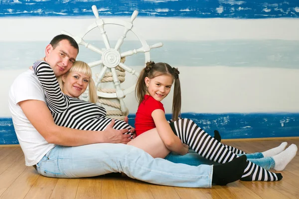 A imagem de uma família feliz esperando o segundo filho — Fotografia de Stock