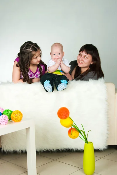 Glad ung kvinna med två barn — Stockfoto
