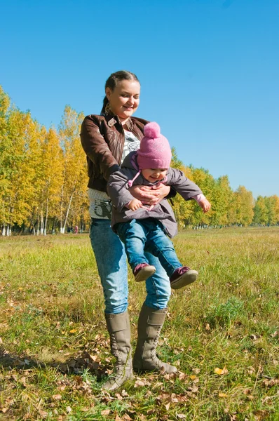 The young woman with the daughter on walk — Stock Photo, Image