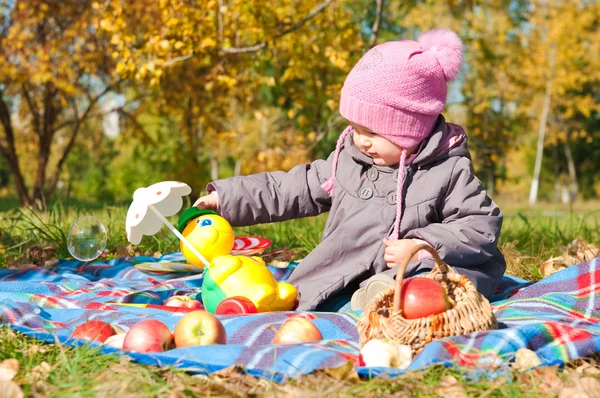 Das kleine Mädchen, das Park spielt — Stockfoto