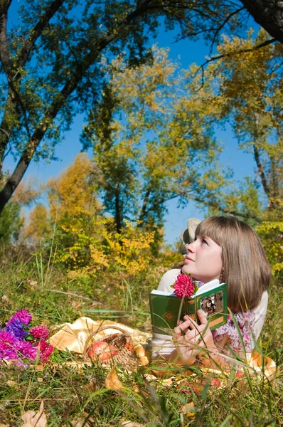 Das Mädchen liest im Freien — Stockfoto