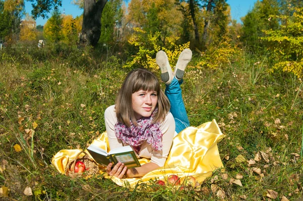 A menina lê ao ar livre — Fotografia de Stock