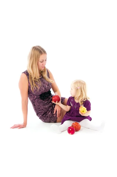 Mor och dotter withl äpple — Stockfoto