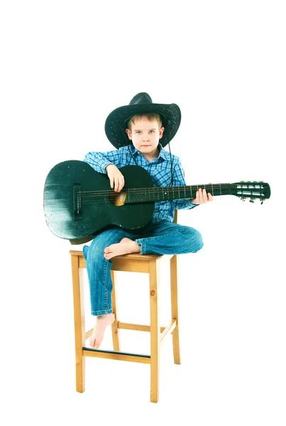 El chico con una guitarra negra — Foto de Stock