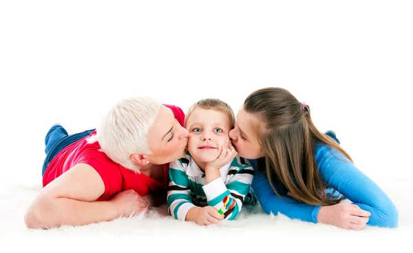 Jovem mãe com dois filhos — Fotografia de Stock