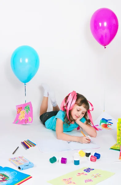 The girl draws lying on a floor — Stock Photo, Image