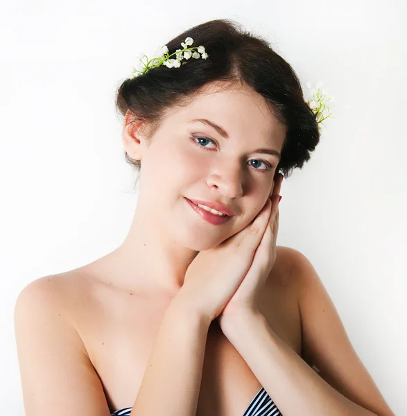 Porträtt av flicka med liljekonvaljer i hår — Stockfoto